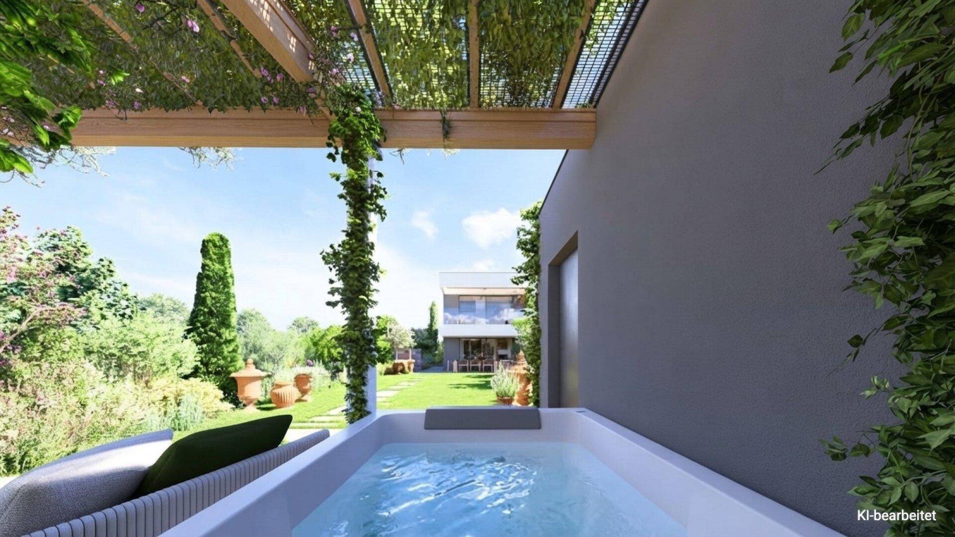Entspannungsbereich im Freien mit Whirlpool unter einer begrünten Pergola.