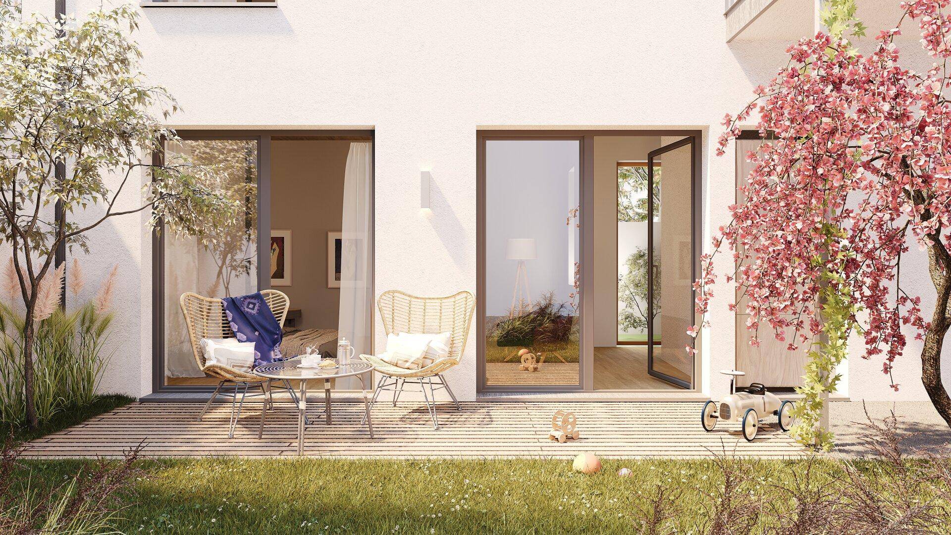 Sonniger Terrassenbereich mit Gartenmöbeln und direktem Zugang zum grünen Garten.
