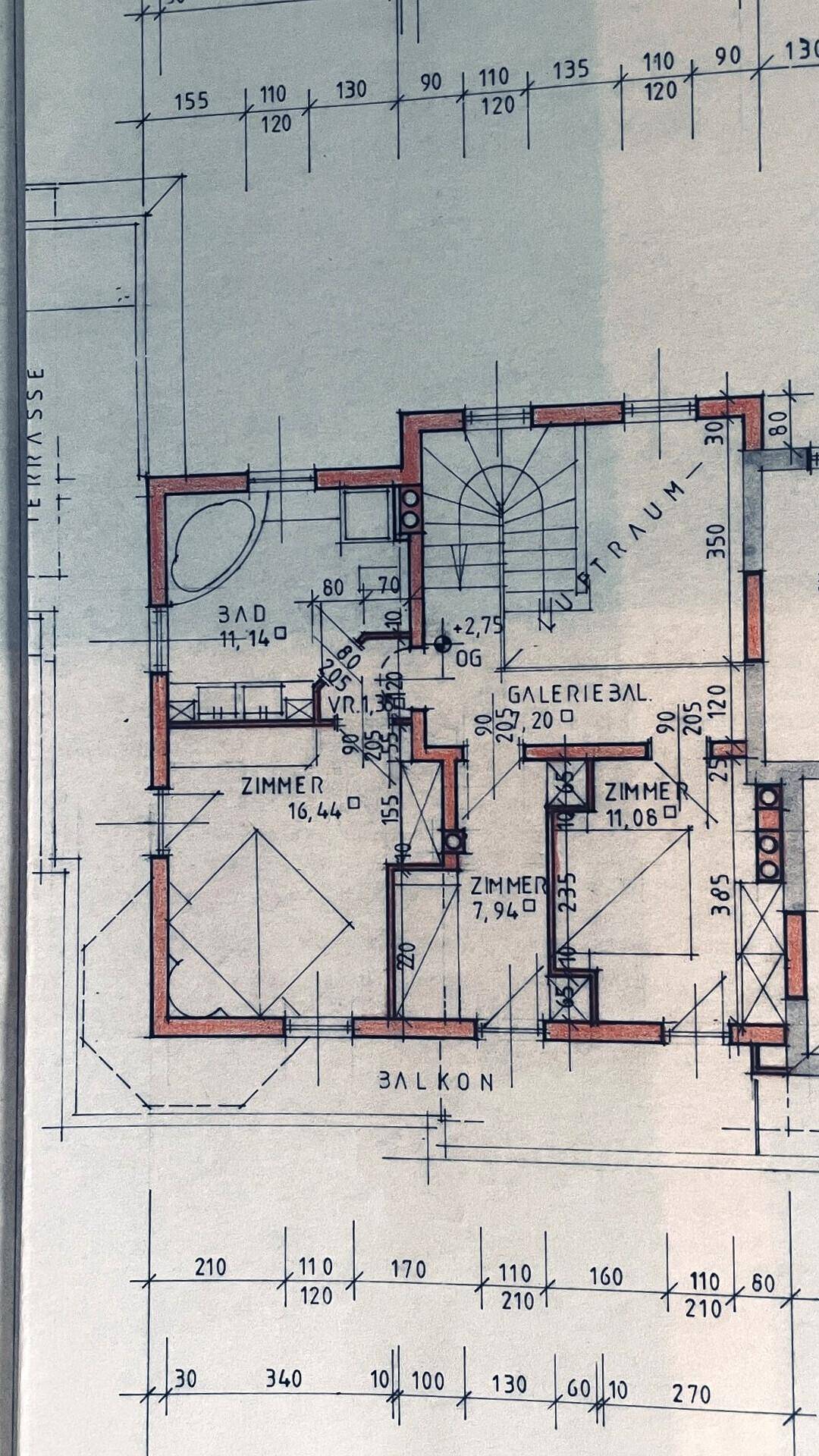 Grundriss des Obergeschosses mit Schlafzimmern, Bad und Balkon.