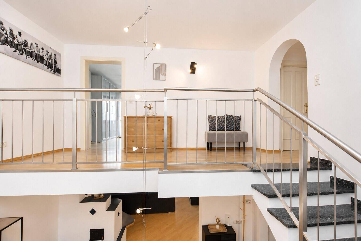 Heller Flur im Obergeschoss mit moderner Galerie und Blick auf den Wohnbereich.