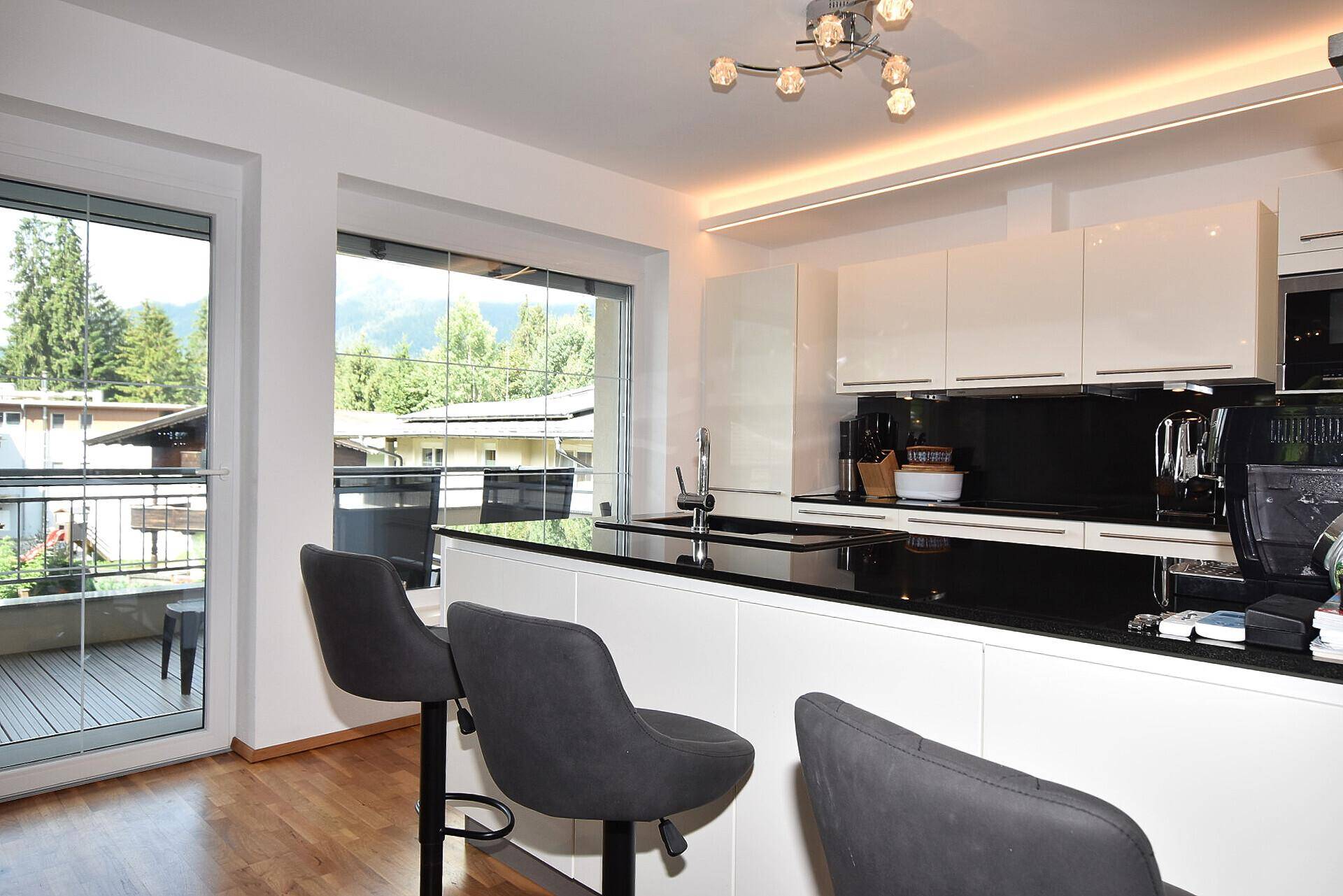 Küche mit Zugang auf den Balkon