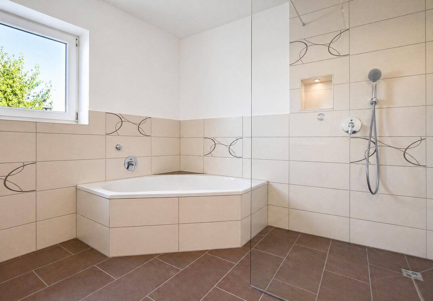 Modernes Badezimmer mit Eckbadewanne, Dusche und beigefarbenen Fliesen.