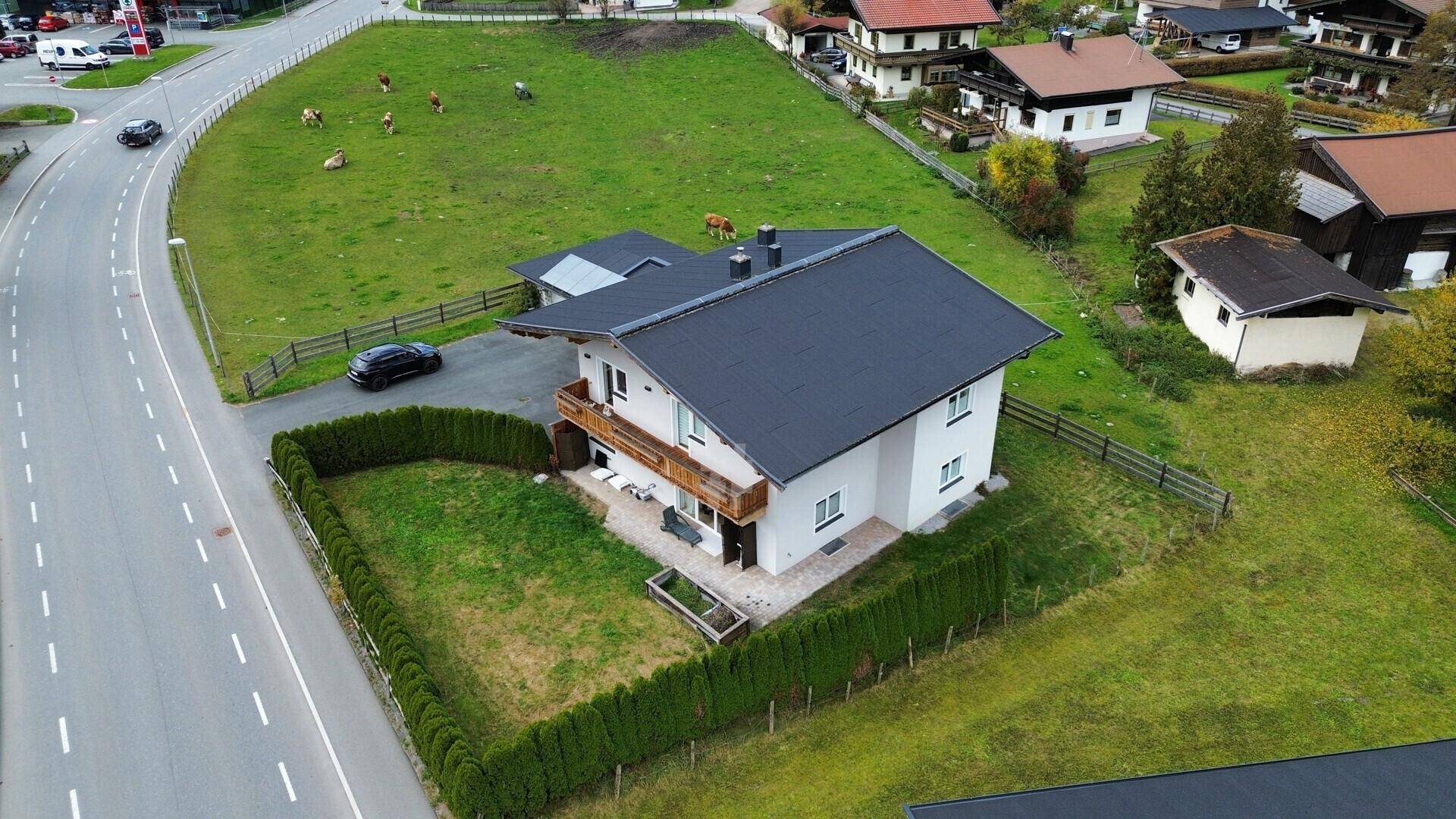 Freistehendes Haus mit Garten, Balkon und Blick auf die umliegende Landschaft.