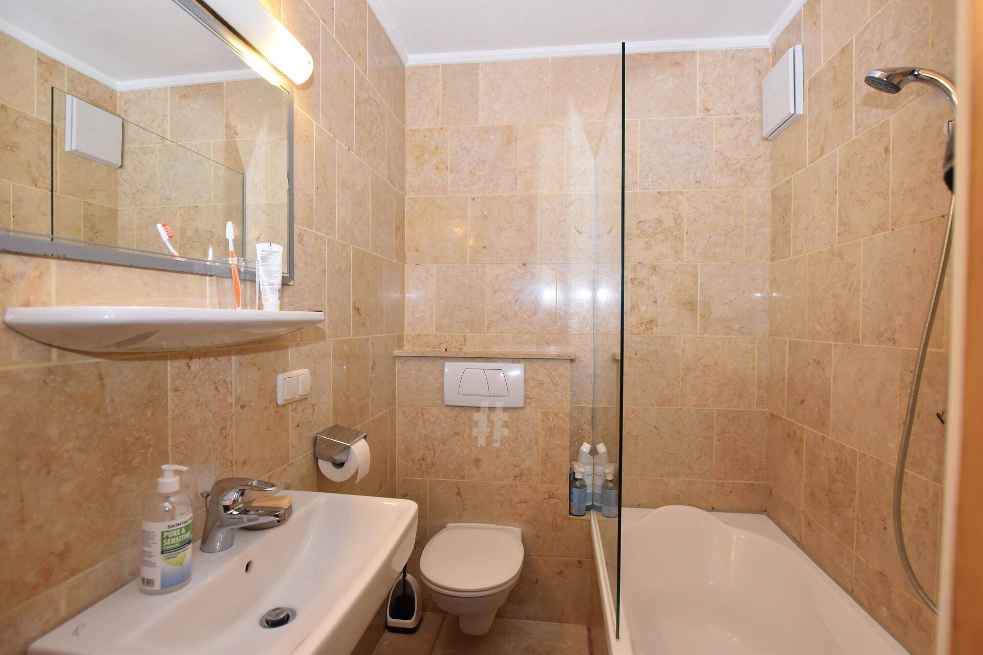 Bad mit Badewanne
