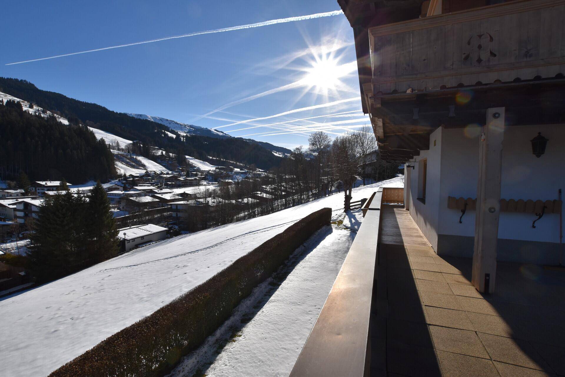 Langer Balkon mit Metallgeländer und weitem Blick über die verschneite Berglandschaft.