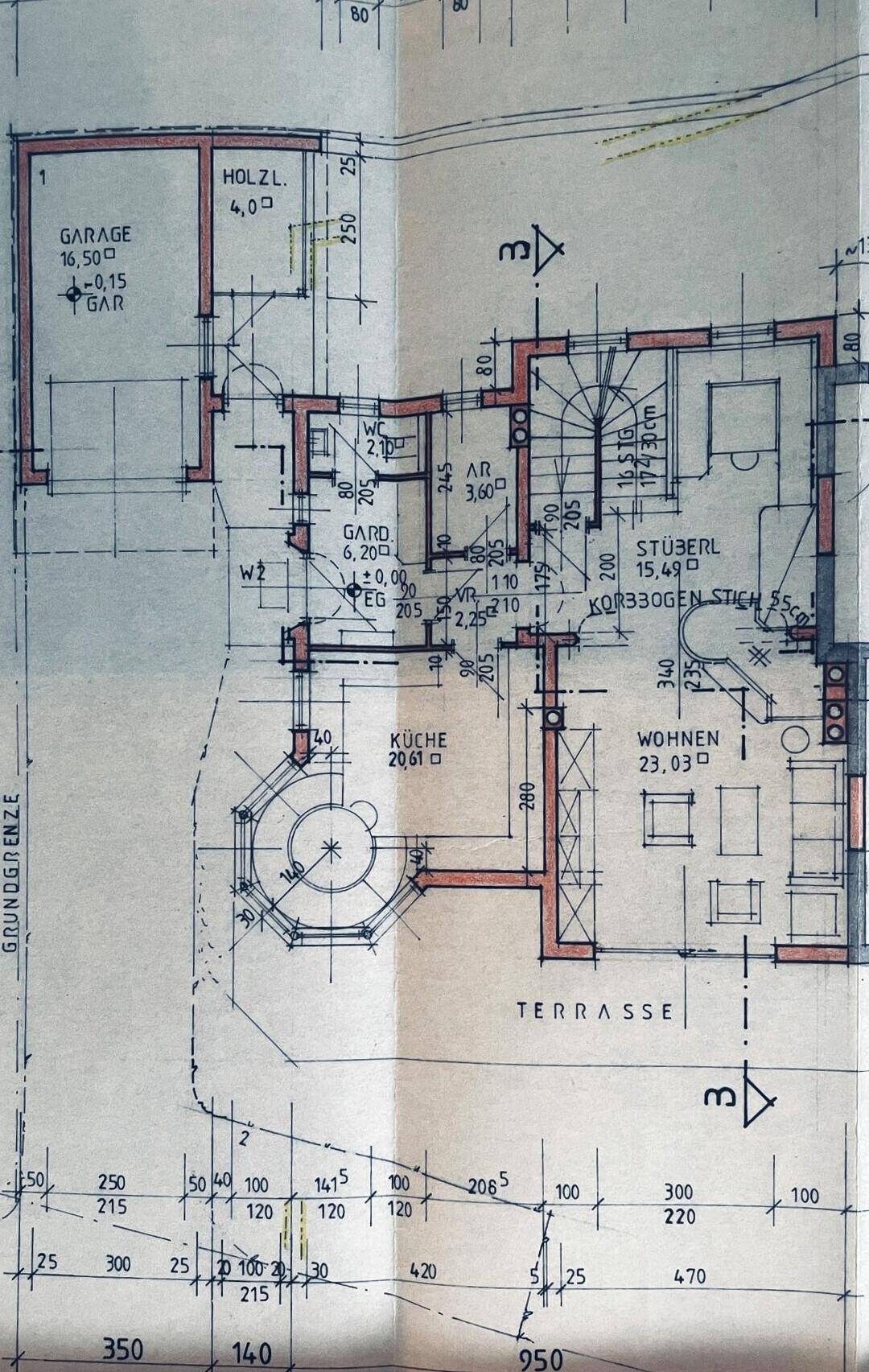Grundriss des Erdgeschosses mit Garage, Küche, Wohnbereich und Terrasse.