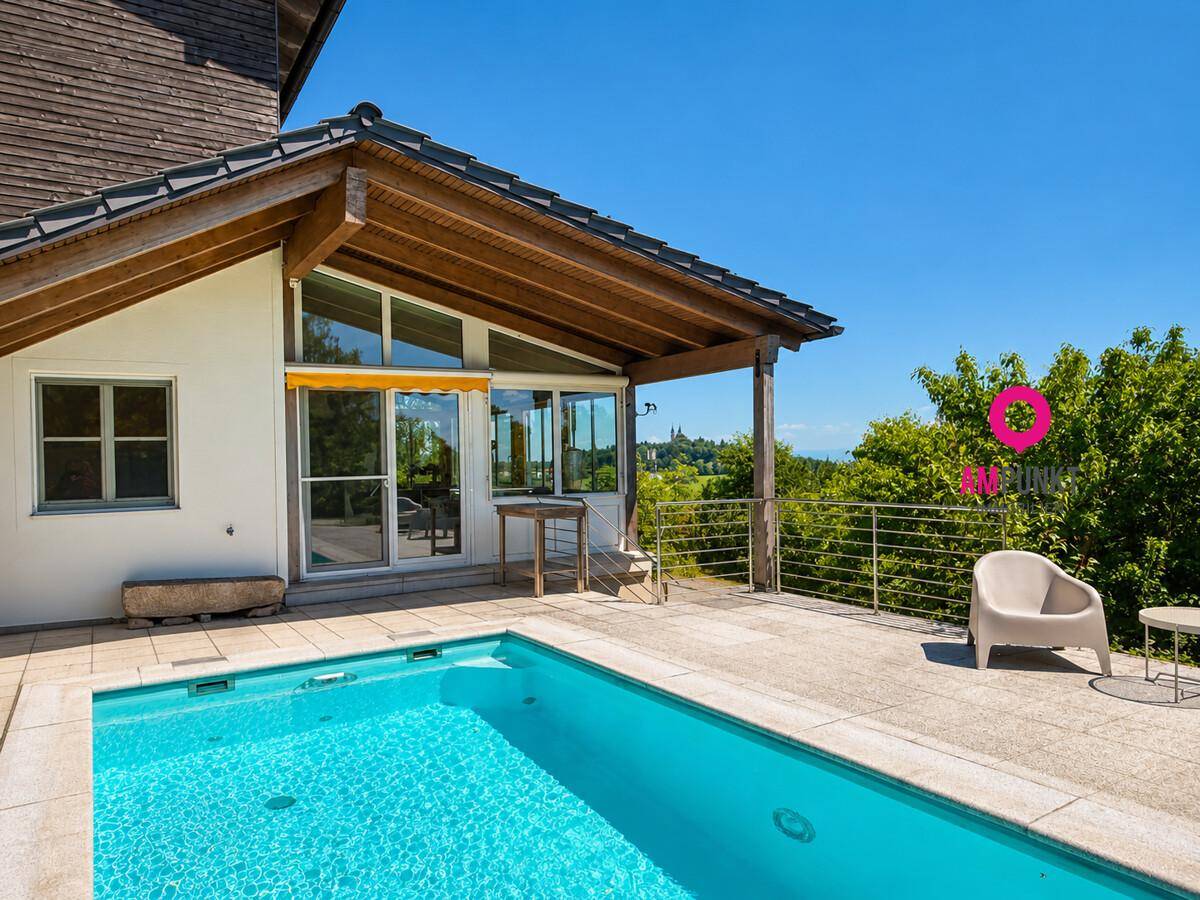 Sonnenterrasse mit Pool und überdachtem Bereich, ideal für Entspannung im Freien.