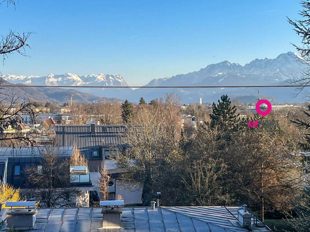 Atemberaubender Panoramablick auf die umliegende Berglandschaft und das Tal.