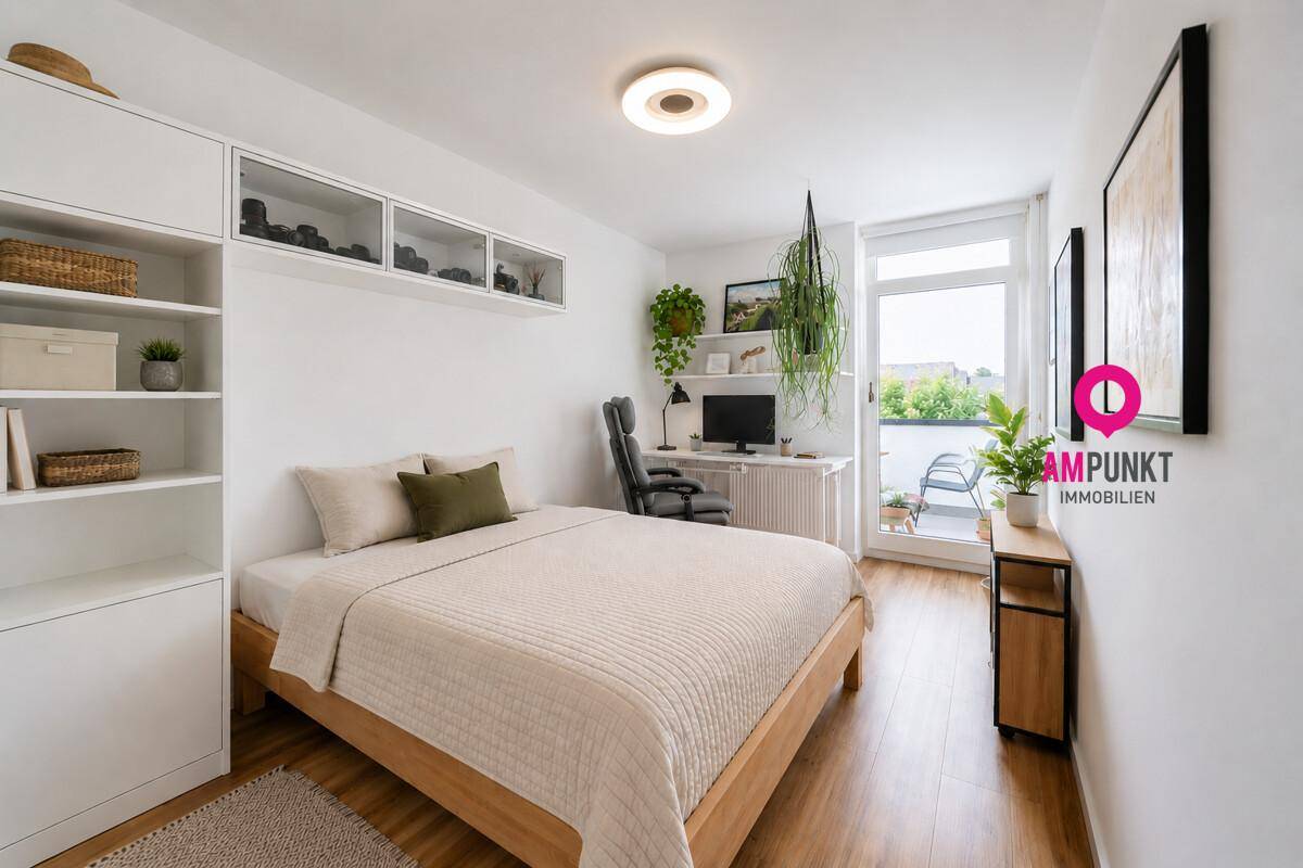 Helles Schlafzimmer mit Holzbett, Schreibtisch und Zugang zu einem kleinen Balkon.