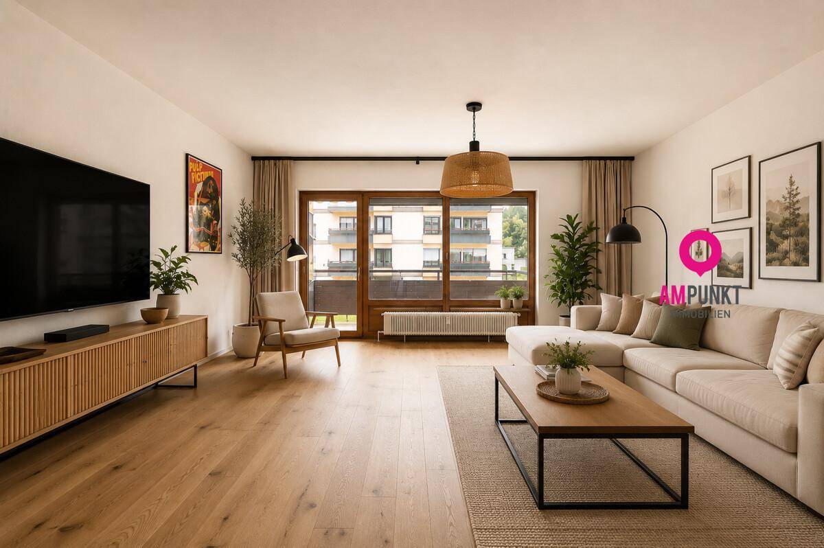 Modernisiertes Wohnzimmer mit hellem Holzboden, beigem Sofa und Zugang zum Balkon.