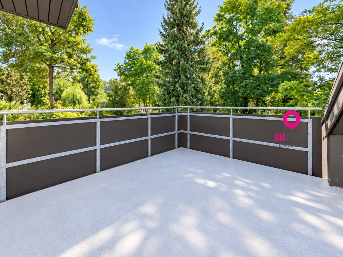 Geräumiger Balkon mit Blick ins Grüne, ideal zum Entspannen im Freien.