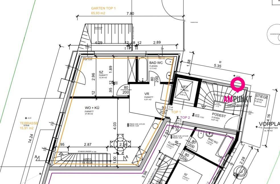 Grundriss des Erdgeschosses mit Wohnküche, Schlafzimmer und Zugang zu Terrasse und Garten.