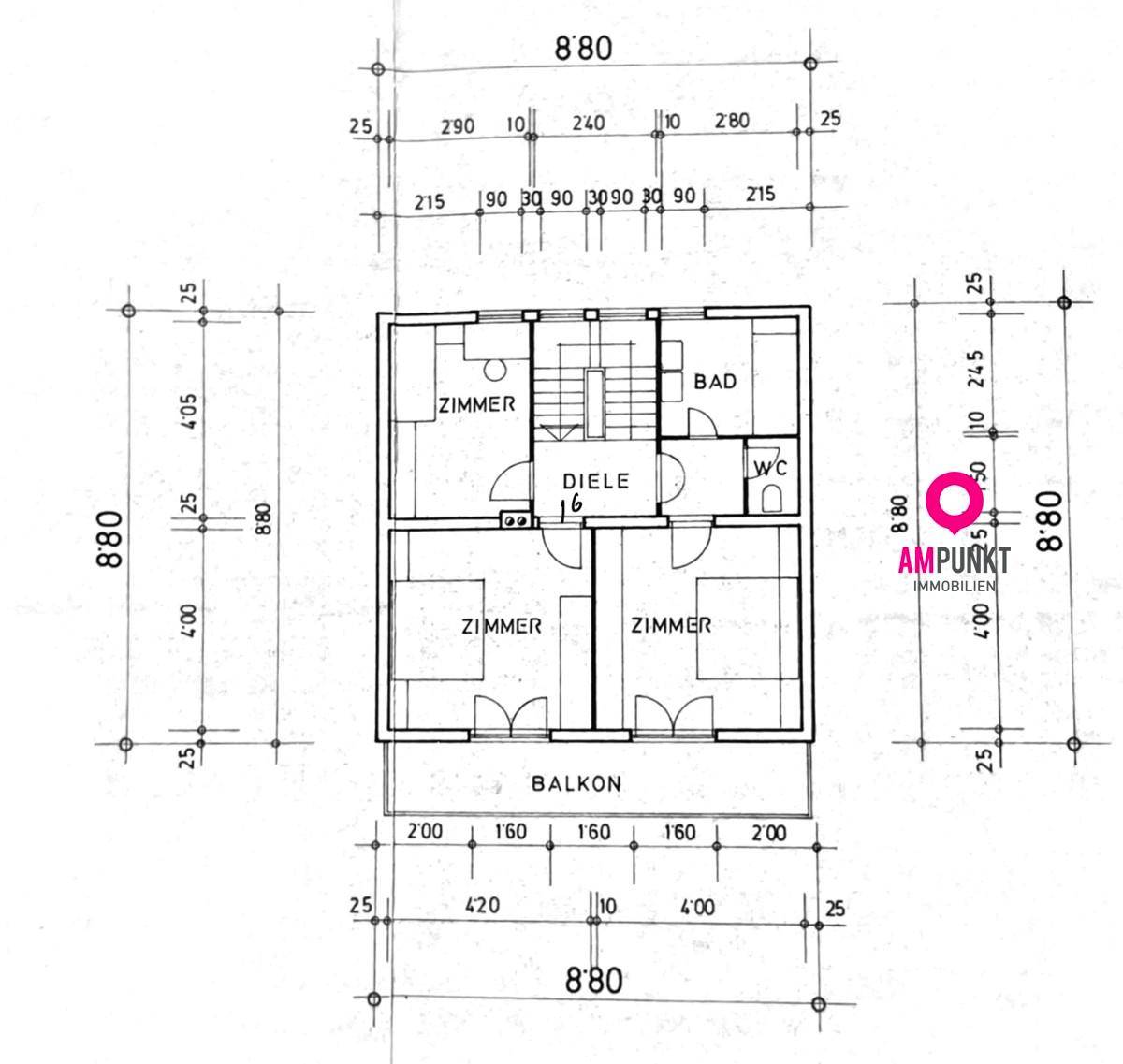 Grundriss des Obergeschosses mit Schlafzimmern, Bad, WC und Balkon.