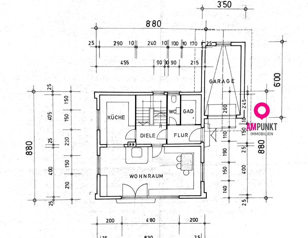 Grundriss des Erdgeschosses mit Wohnraum, Küche, Diele und Garage.
