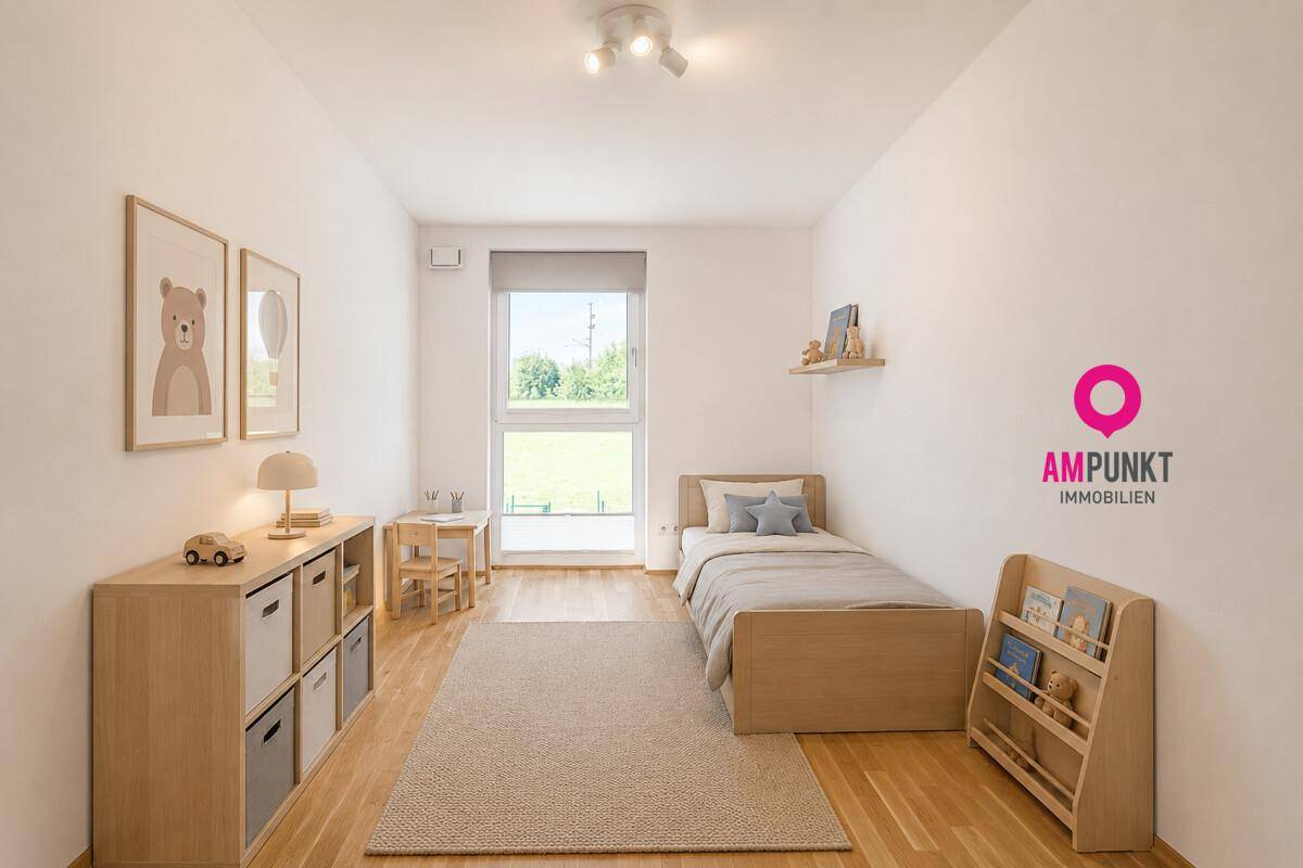 Freundliches Kinderzimmer mit Holzboden, großem Fenster und kindgerechter Einrichtung.