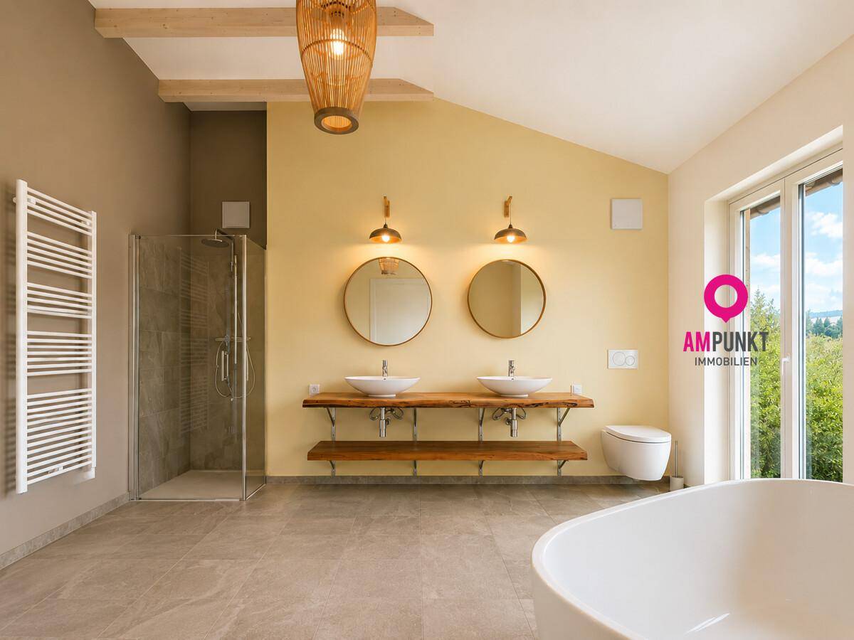 Modernes Badezimmer mit freistehender Badewanne, Dusche und Doppelwaschbecken.