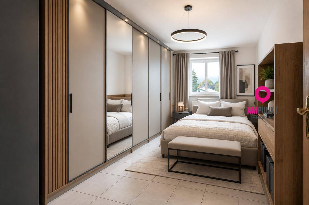 Modernes Schlafzimmer mit Doppelbett, Einbauschränken und großem Fenster für viel Licht.