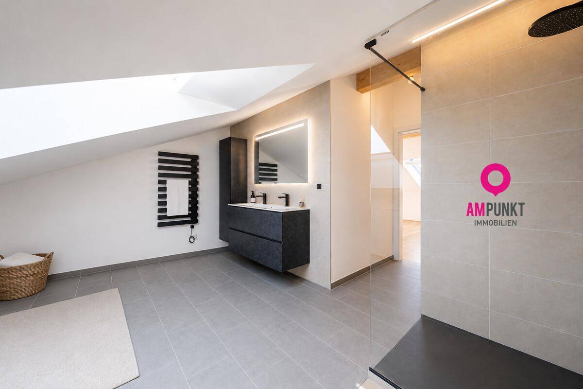 Modernes Badezimmer im Dachgeschoss mit begehbarer Dusche, Doppelwaschbecken und Fliesenboden.
