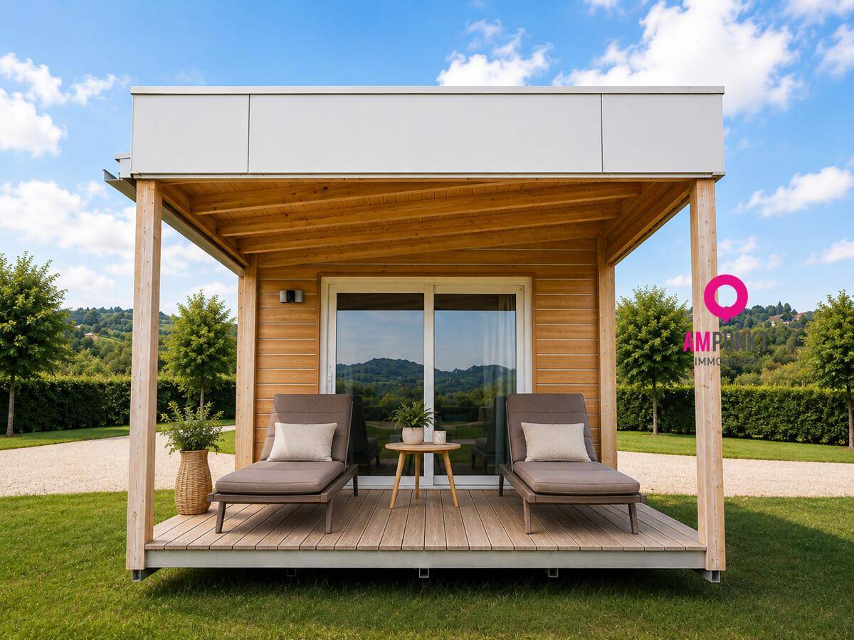 Gemütliche Holzterrasse mit Liegestühlen und weitem Blick in die Natur.