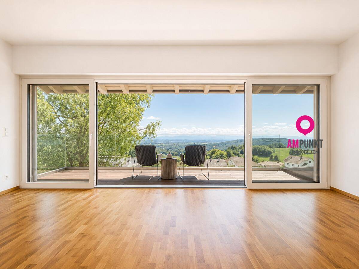 Heller Wohnbereich mit großen Schiebetüren, Holzboden und weitem Ausblick ins Grüne.
