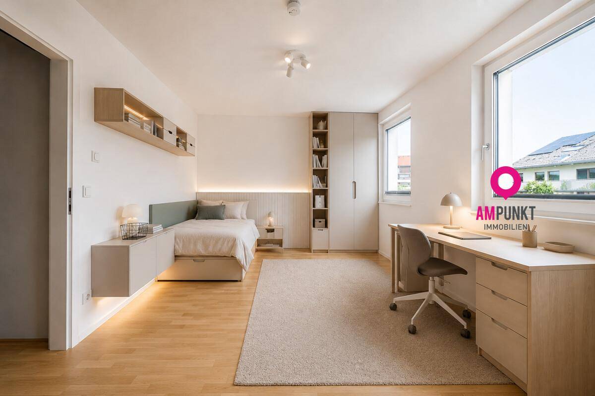 Helles Schlafzimmer mit Holzboden, integriertem Bett und Schreibtisch, ideal für Kinder oder Gäste.