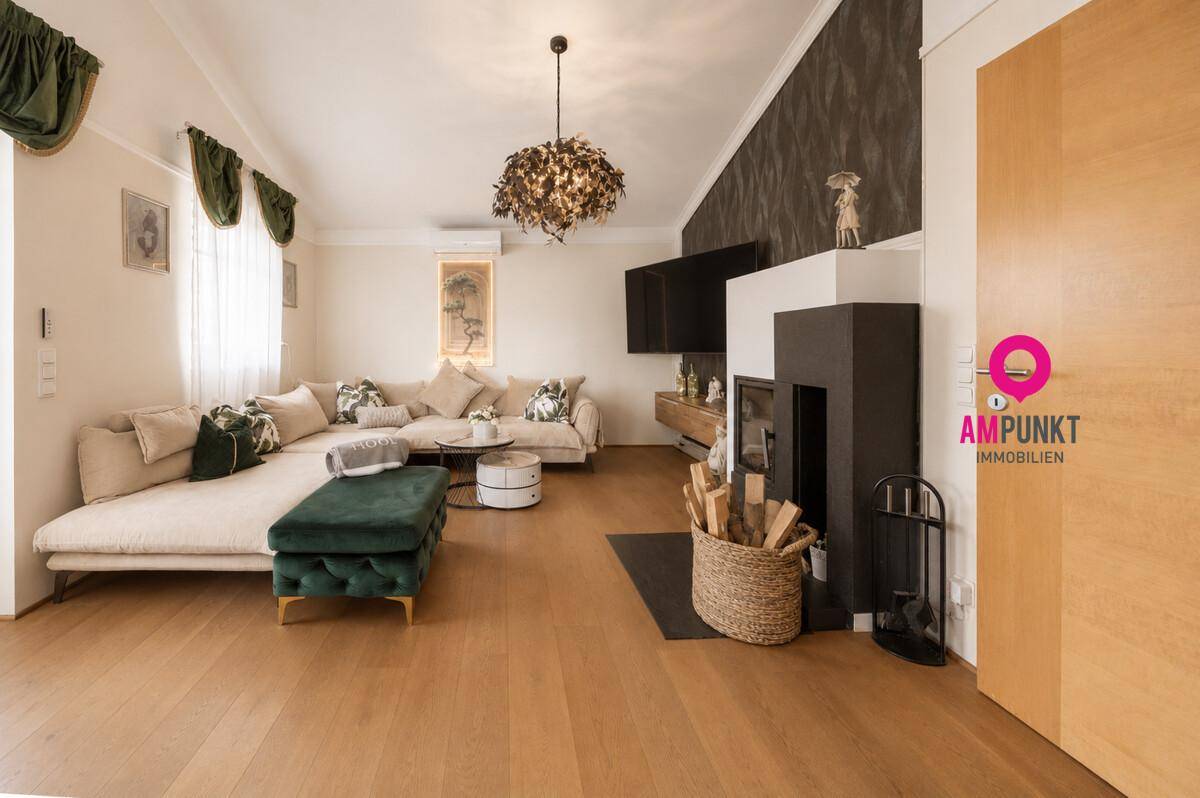 Gemütliches Wohnzimmer mit Holzboden, Kamin und bequemer Sitzecke für entspannte Abende.