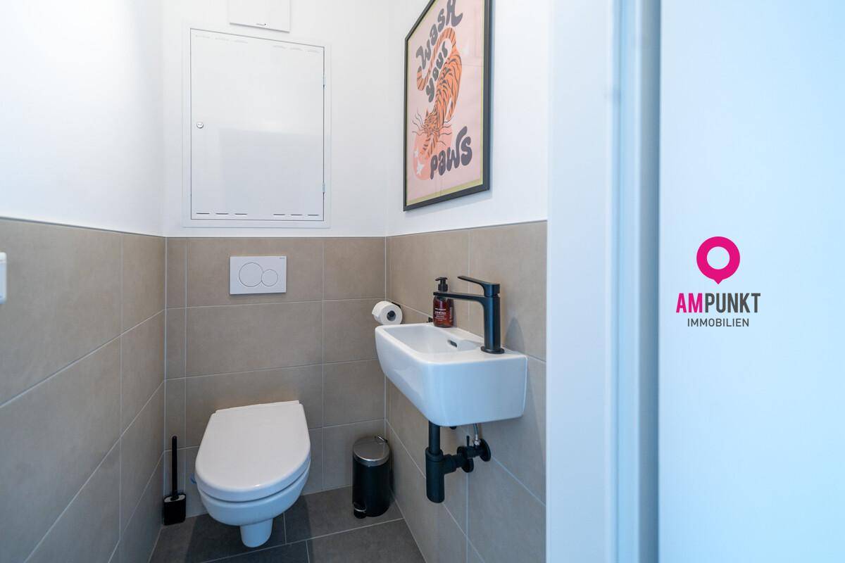 Kleines Gäste-WC mit modernem Design, Wand-WC und kompaktem Waschbecken.