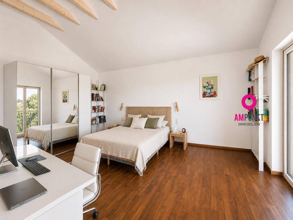 Helles Schlafzimmer mit Holzboden, Holzbalken an der Decke und Arbeitsbereich.