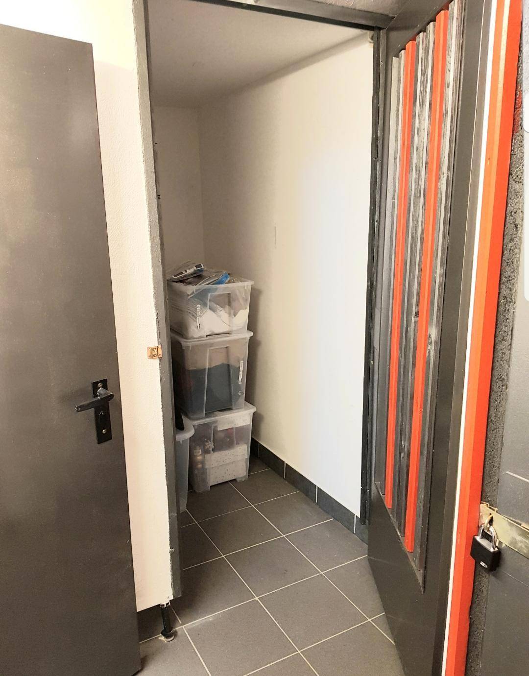 Kleiner Abstellraum mit gestapelten Plastikboxen, bietet praktischen Stauraum für Haushaltsgegenstände.