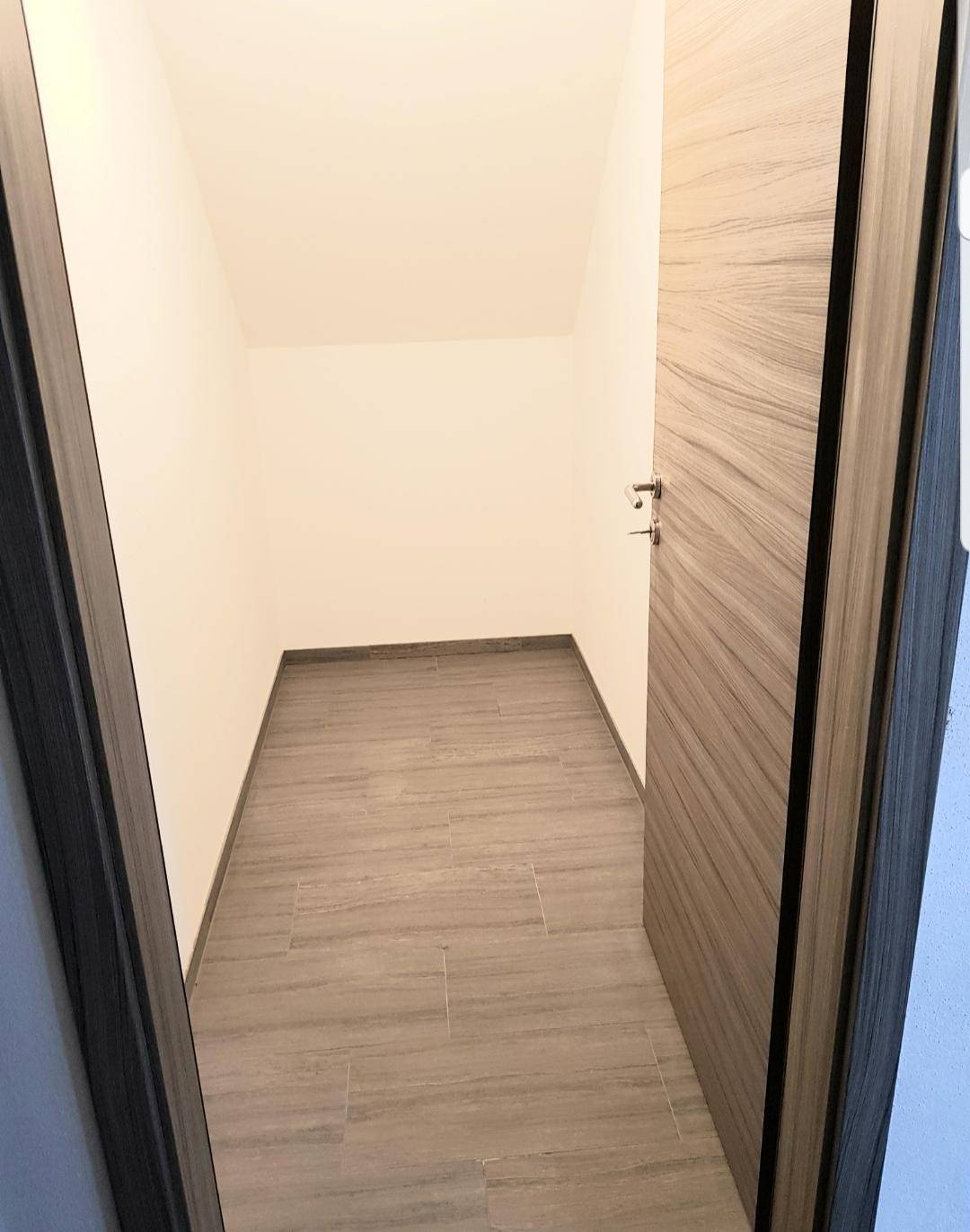 Praktischer Abstellraum mit hellem Fliesenboden, ideal für zusätzlichen Stauraum.