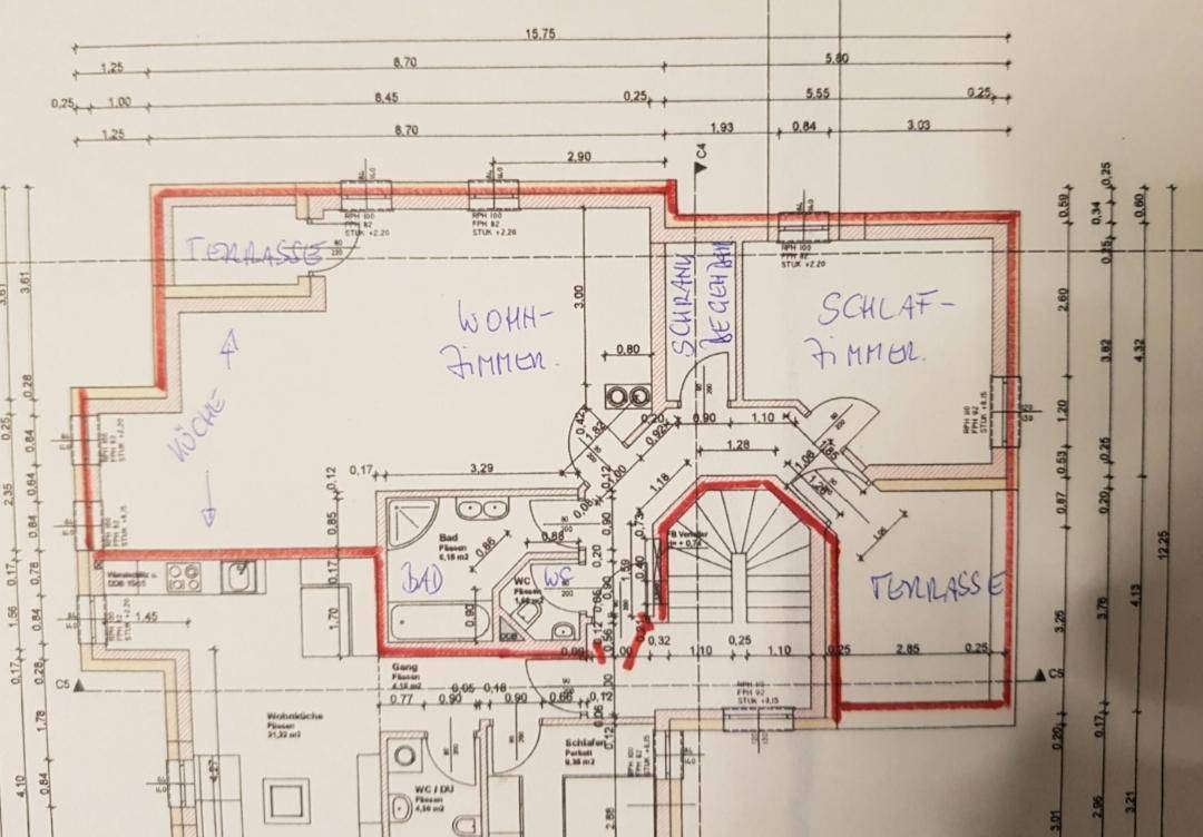 Detaillierter Grundriss mit Wohnzimmer, Schlafzimmer, Küche und zwei Terrassenbereichen.