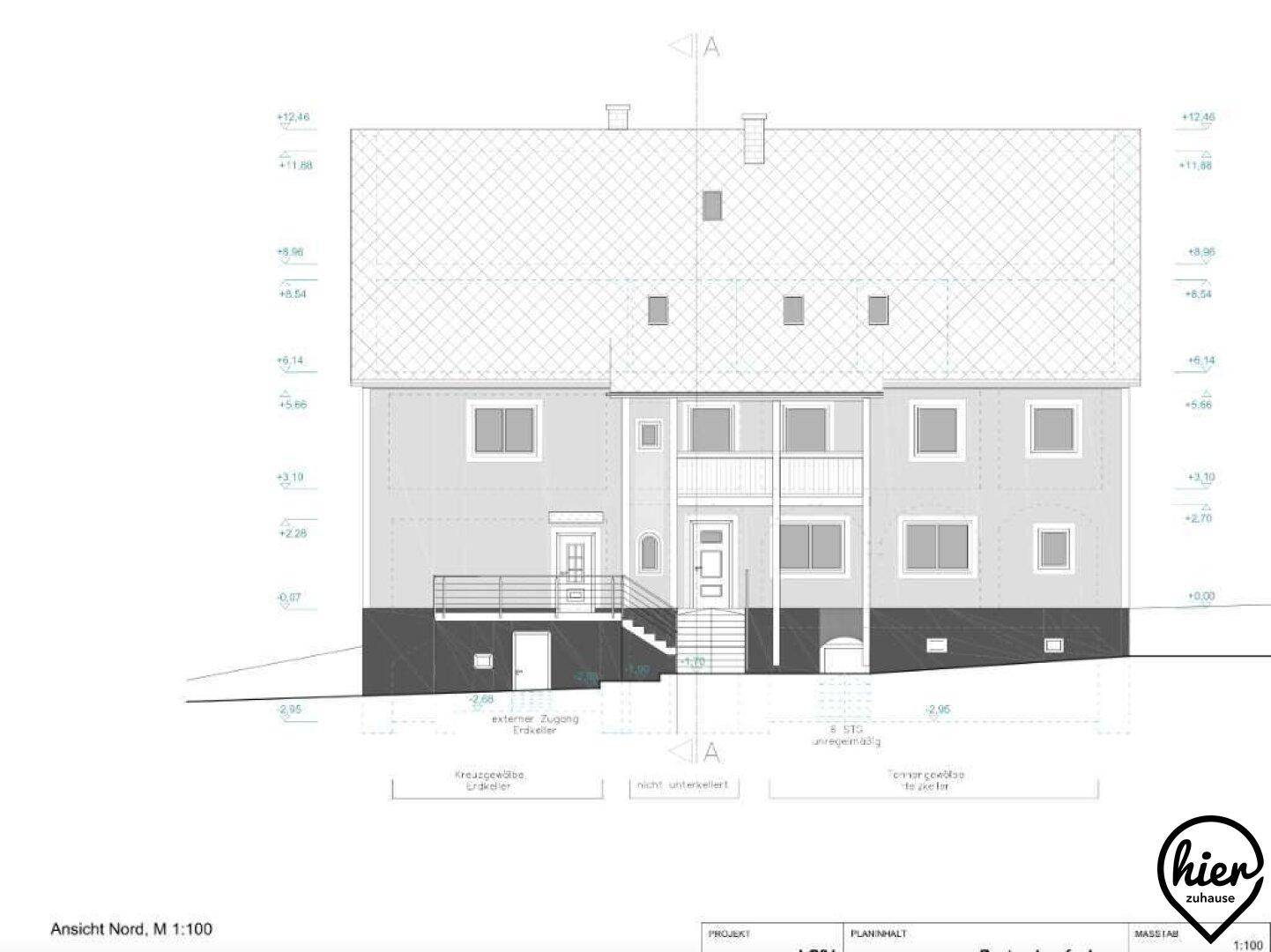 Architektonische Ansicht der Nordfassade des Gebäudes mit Balkonen und Außentreppe.