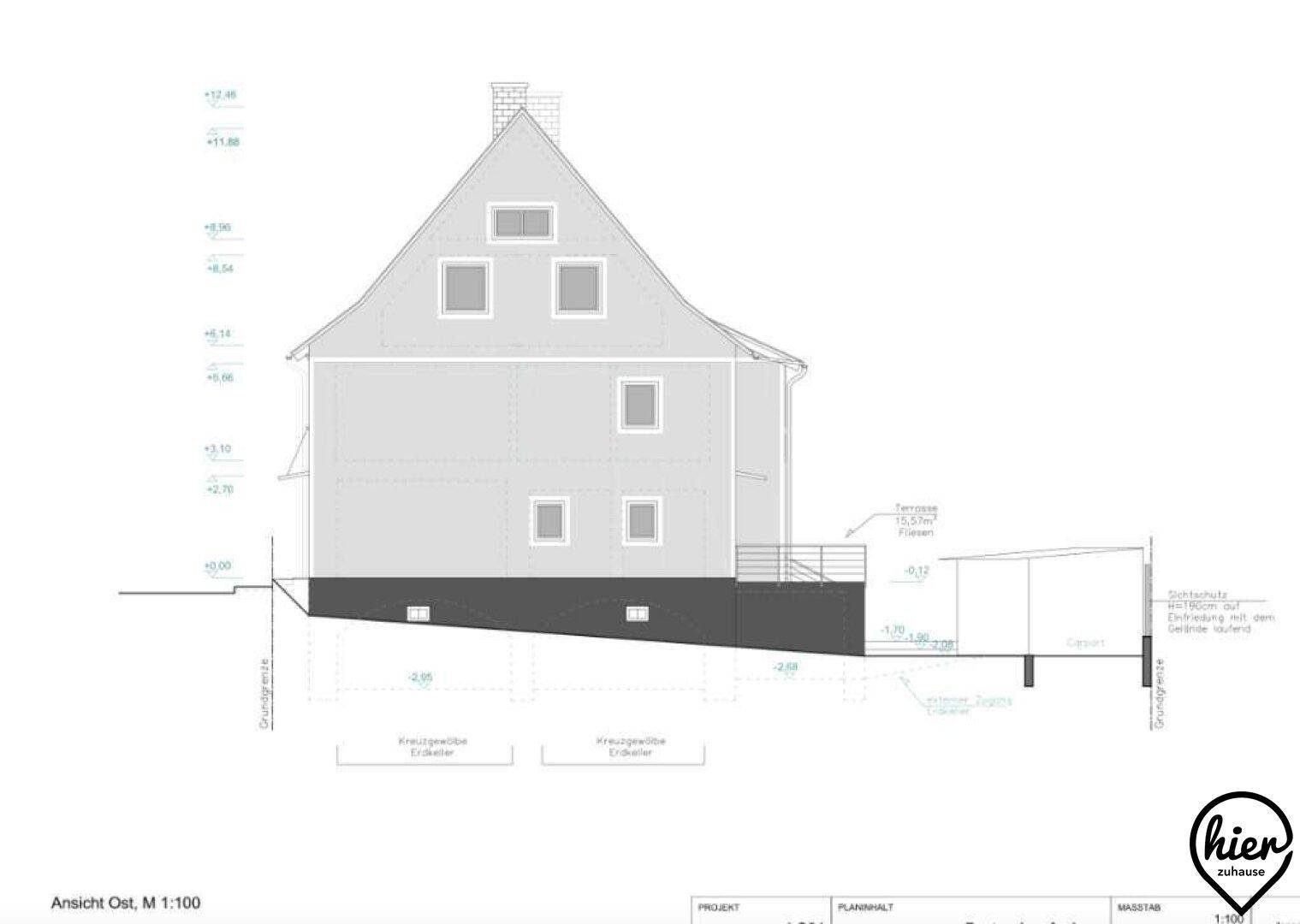 Architektonische Ansicht der Ostfassade des Gebäudes mit Giebeldach und Fenstern.