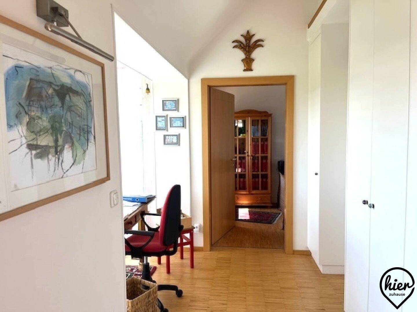 Funktionaler Flur mit Arbeitsbereich, Einbauschränken und Zugang zu weiteren Zimmern.