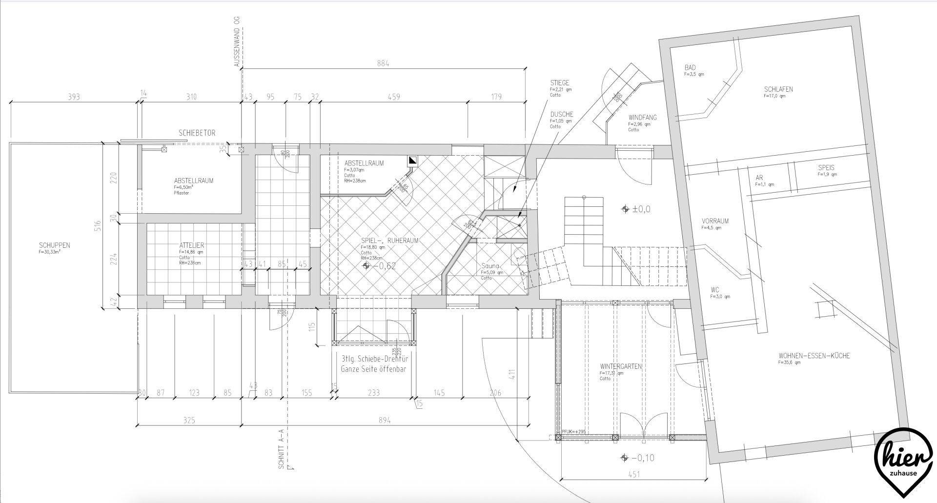Detaillierter Grundriss des Erdgeschosses mit Raumaufteilung, Treppen und Maßangaben.
