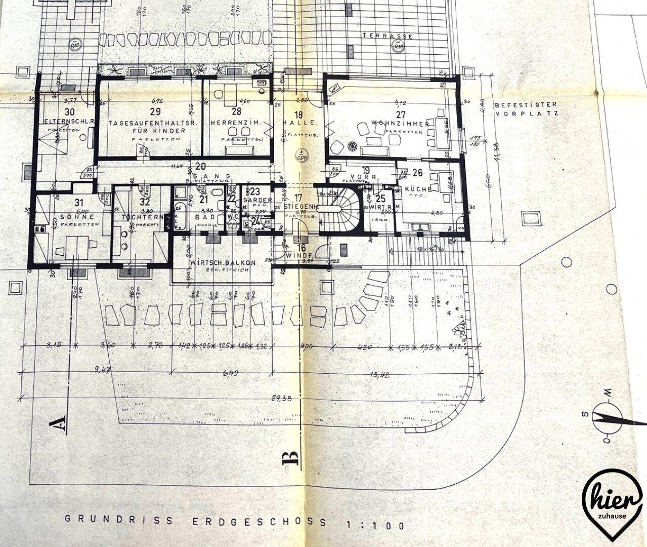 Grundriss des Erdgeschosses mit verschiedenen Räumen und Außenbereichen.