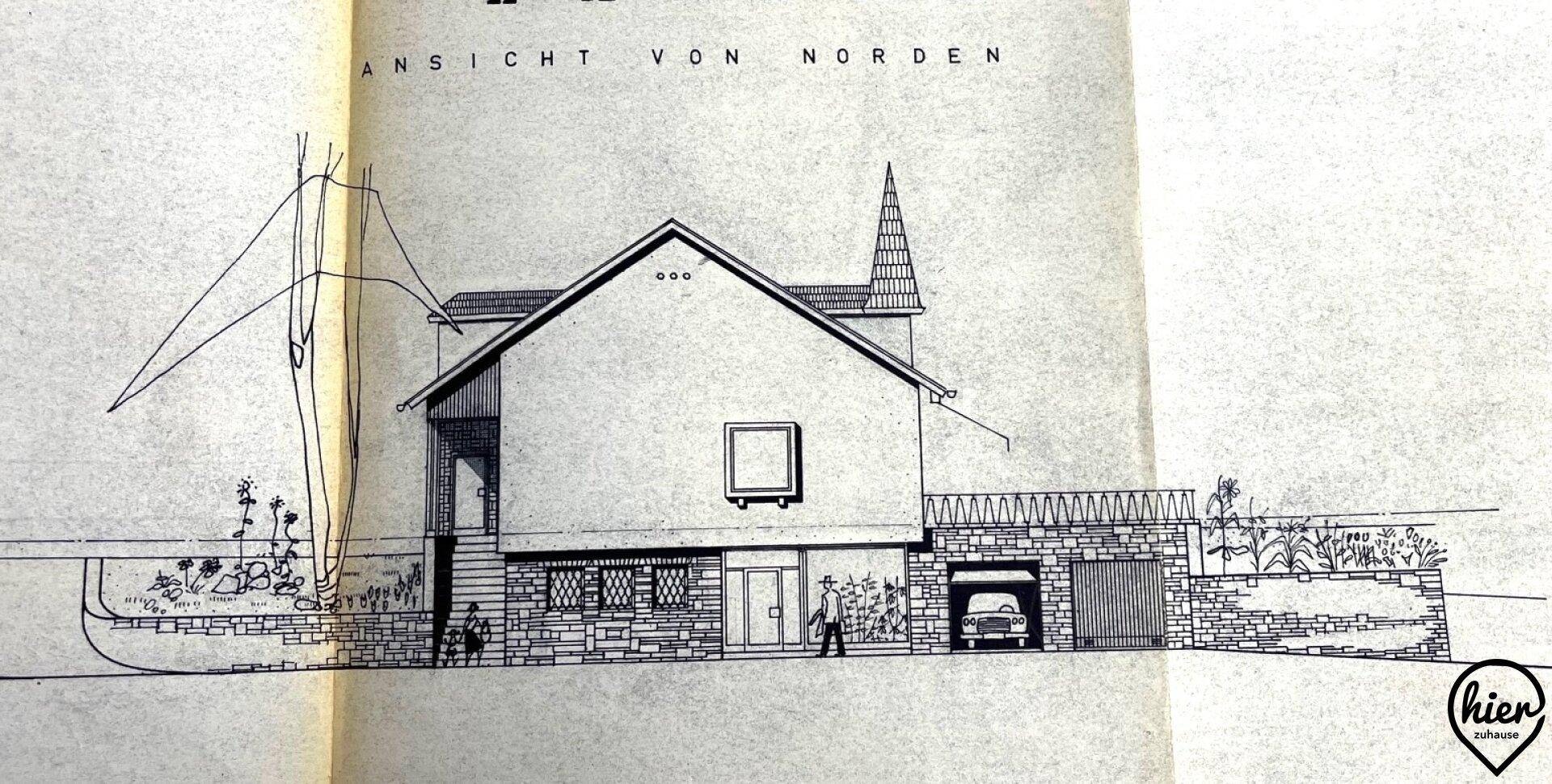 Architektonische Ansicht des Hauses von Norden, zeigt die Fassade und den Eingangsbereich mit Garage.