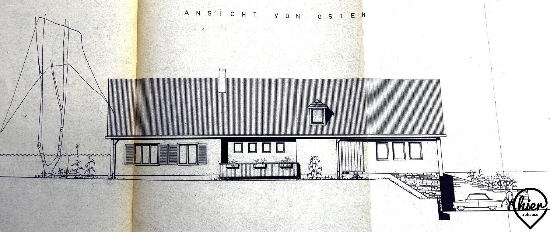 Architektonische Ansicht des Hauses von Osten, mit Satteldach und mehreren Fenstern.