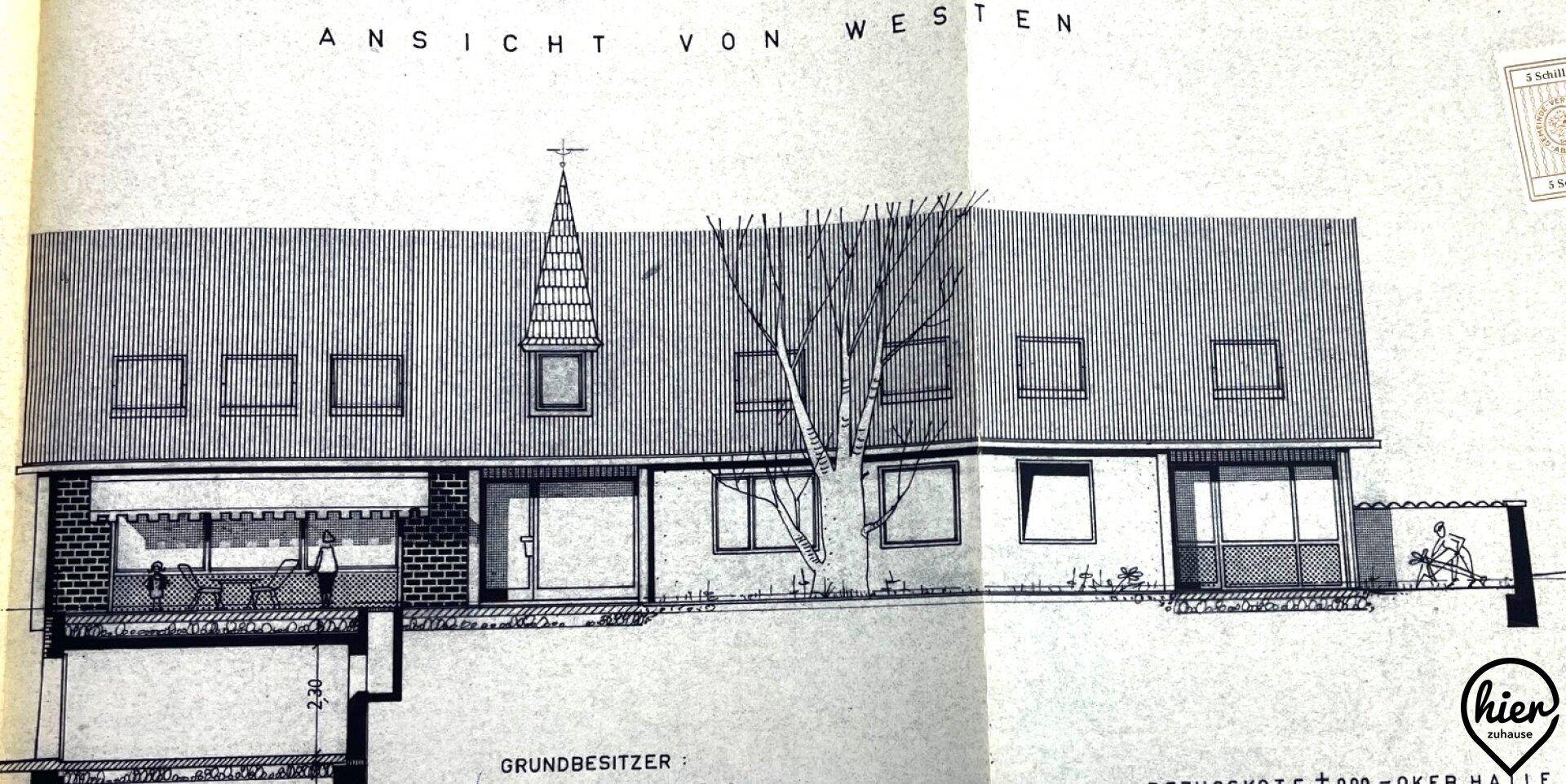 Architektonische Ansicht des Hauses von Westen, mit Balkon und großen Fensterfronten.