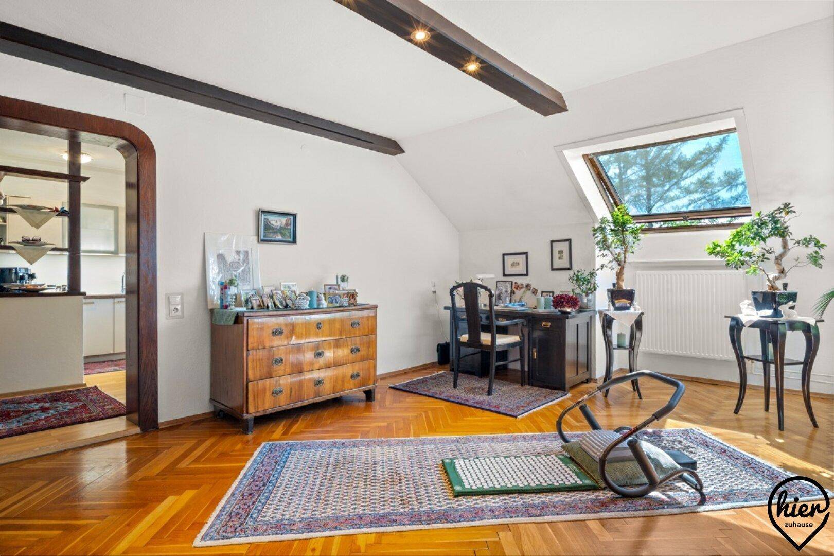 Helles Arbeitszimmer im Dachgeschoss mit Schreibtisch, Holzboden und einem großen Dachfenster, ideal für Home-Office.