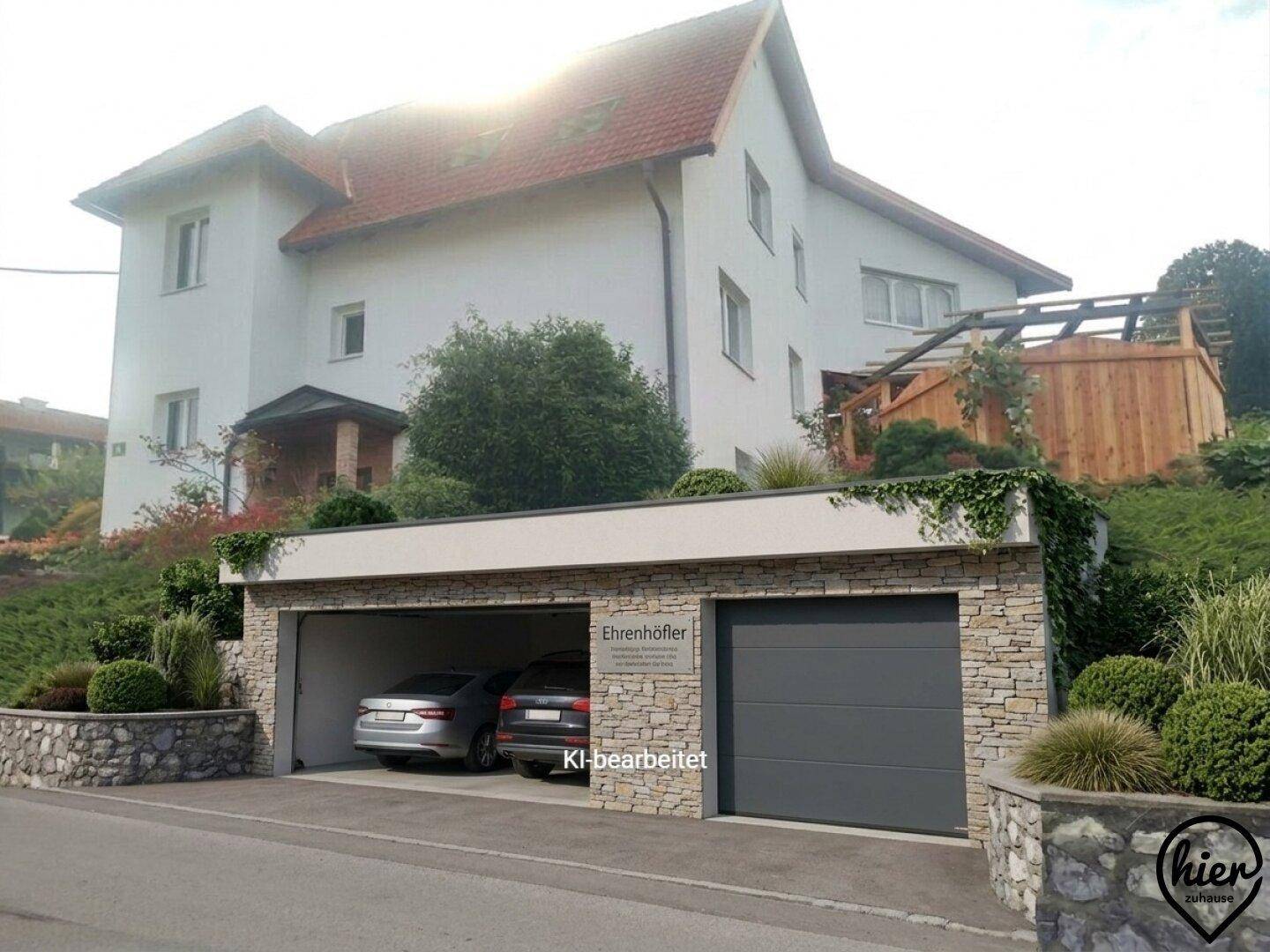 Modernisiertes weißes Haus mit Satteldach und integrierter Doppelgarage aus Stein.