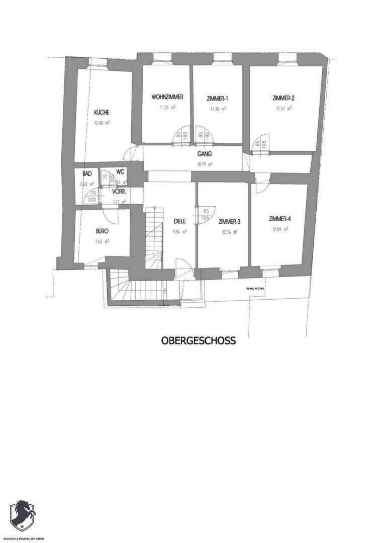 Grundriss des Obergeschosses mit Wohnzimmer, Küche, Büro und mehreren Zimmern sowie einem Balkon.