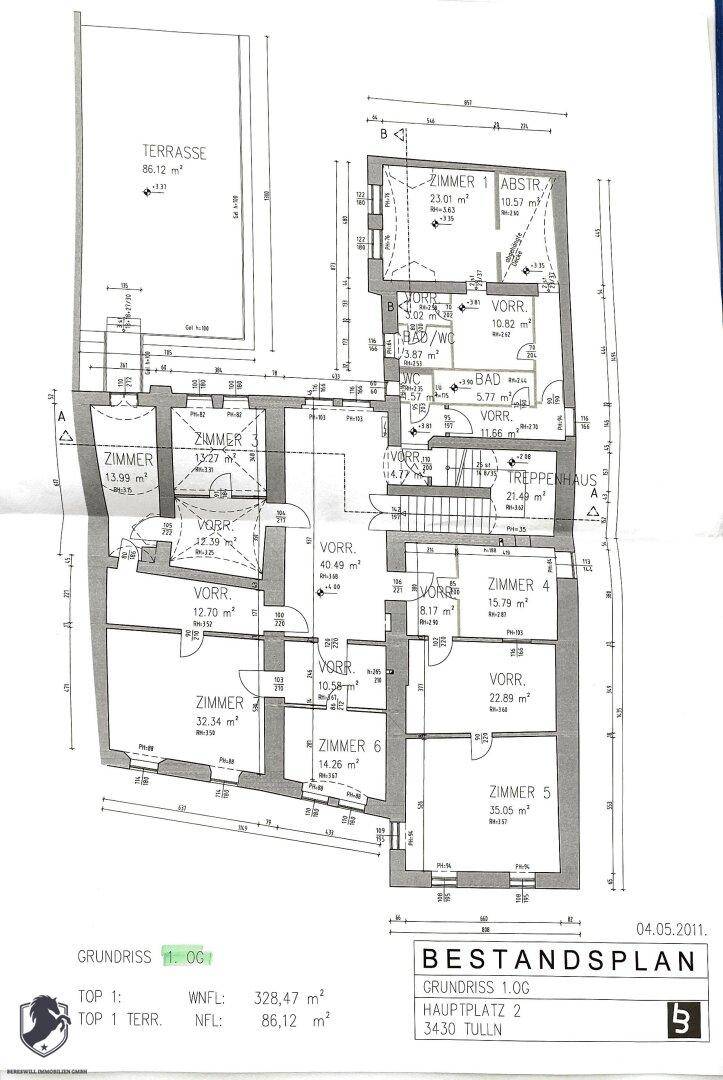 Detaillierter Grundrissplan mit Raumaufteilung, Treppenhaus und einer großen Terrasse.