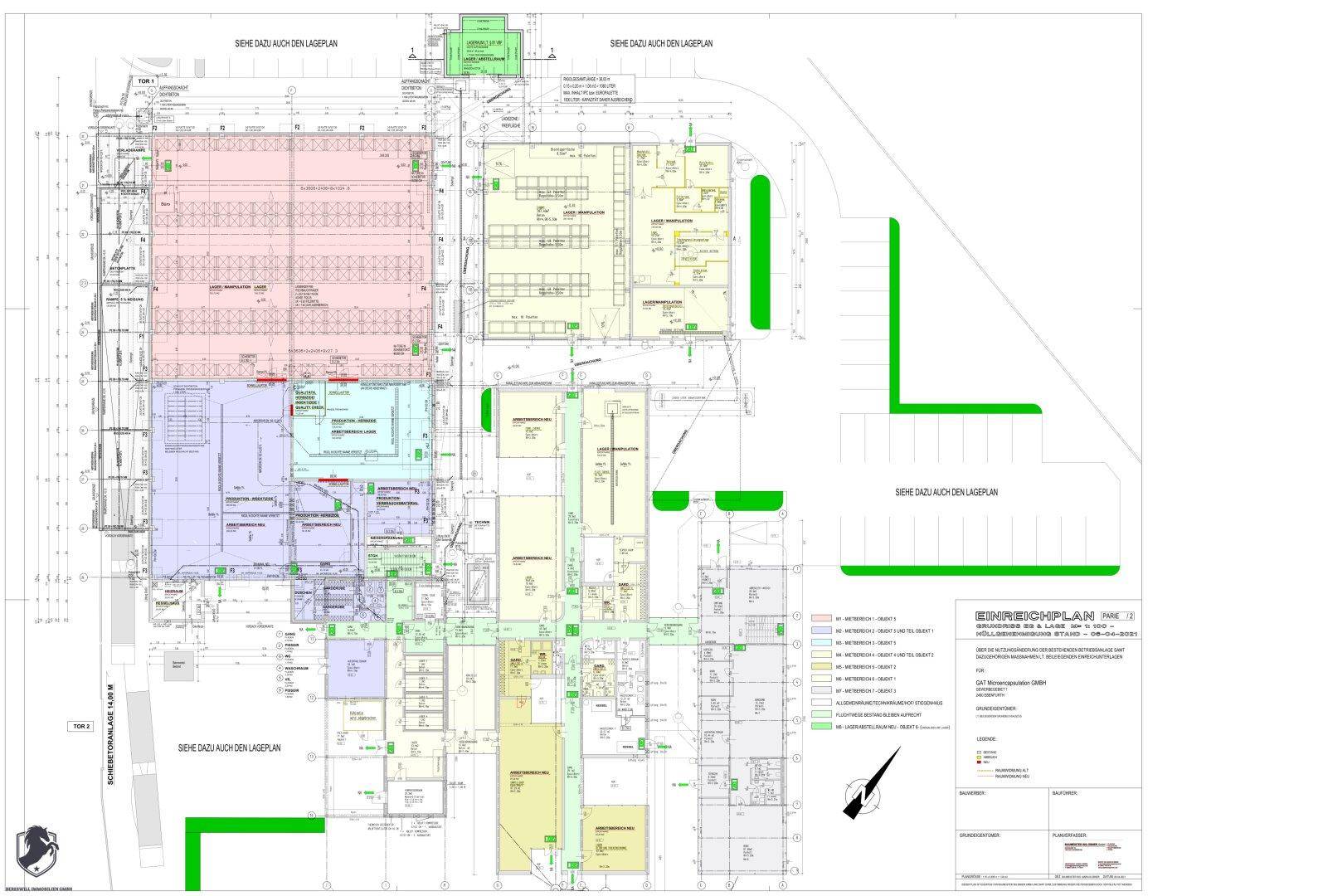 Umfassender Einreichplan mit detaillierten Grundrissen und Außenanlagen inklusive Parkplätzen.