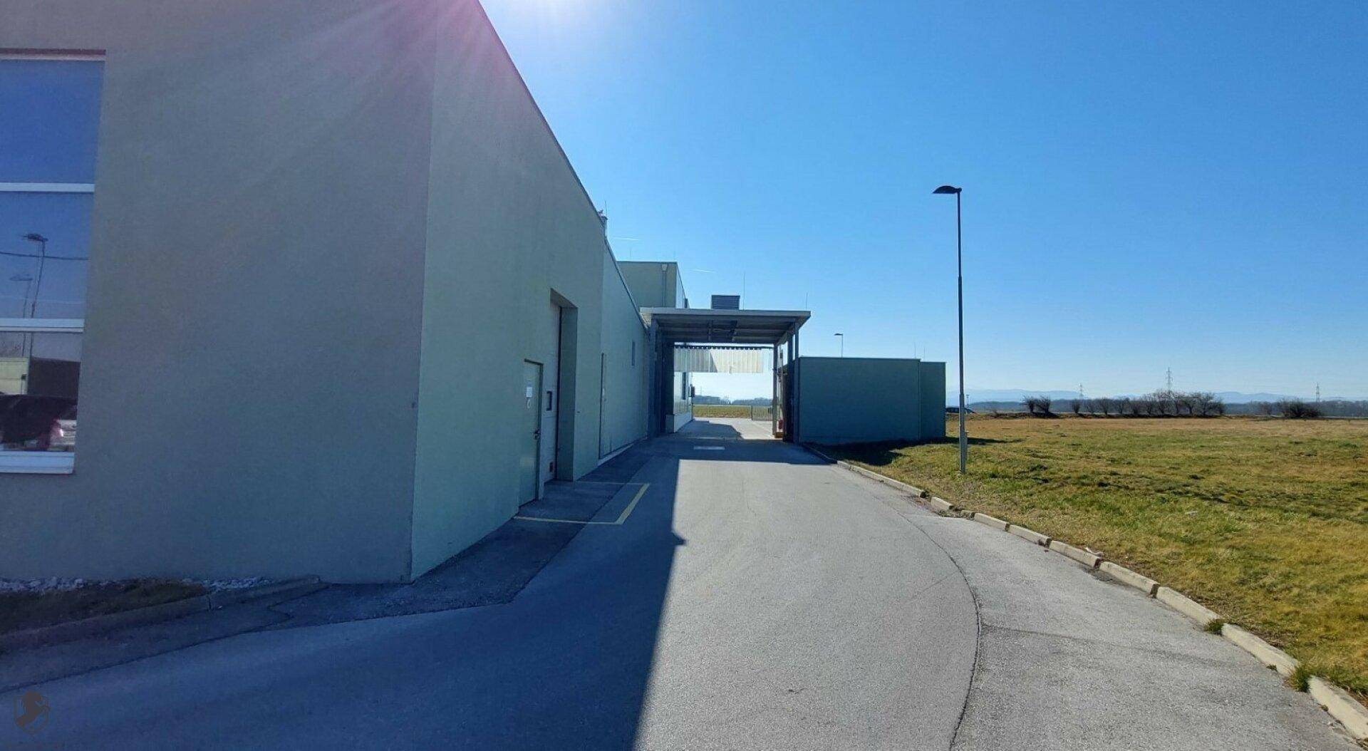 Gewerbe- und Industriebetriebsliegenschaft in 2490 Ebenfurth - Mehr