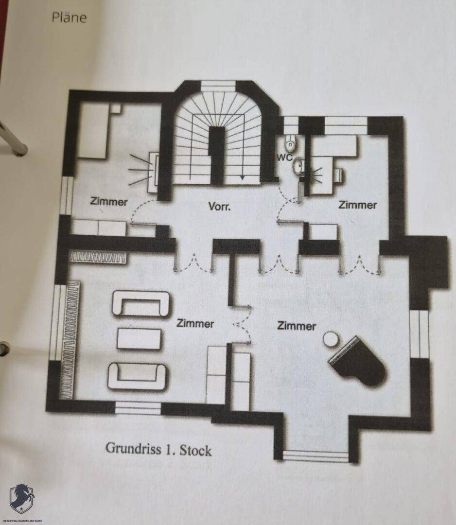 Grundriss des ersten Stocks mit mehreren Zimmern, WC und zentralem Treppenhaus.