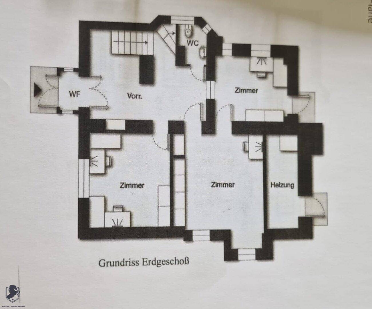 Grundriss des Erdgeschosses mit mehreren Zimmern, WC und Treppenaufgang.