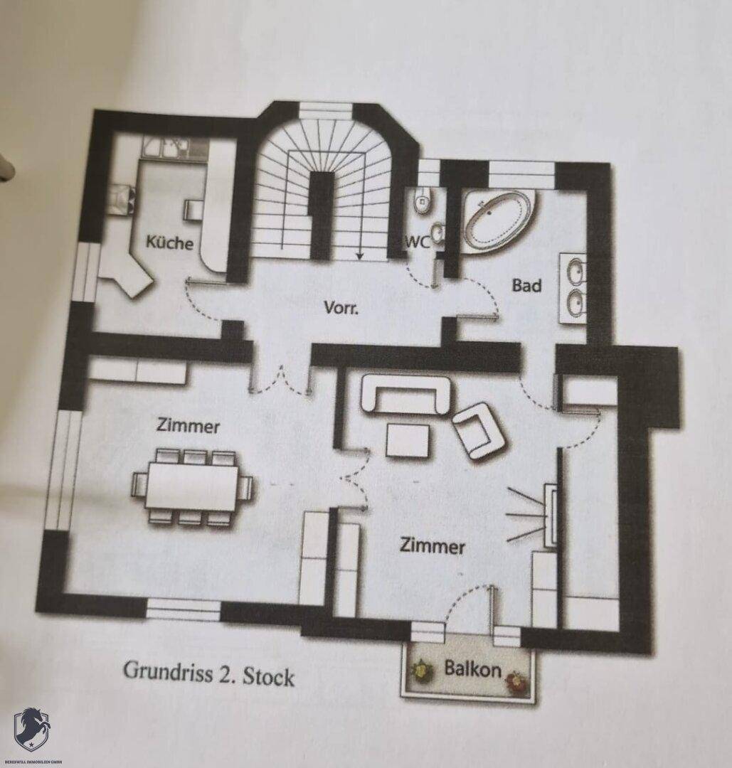 Grundriss des zweiten Stocks mit Küche, Bad, WC, Zimmern und Balkon.