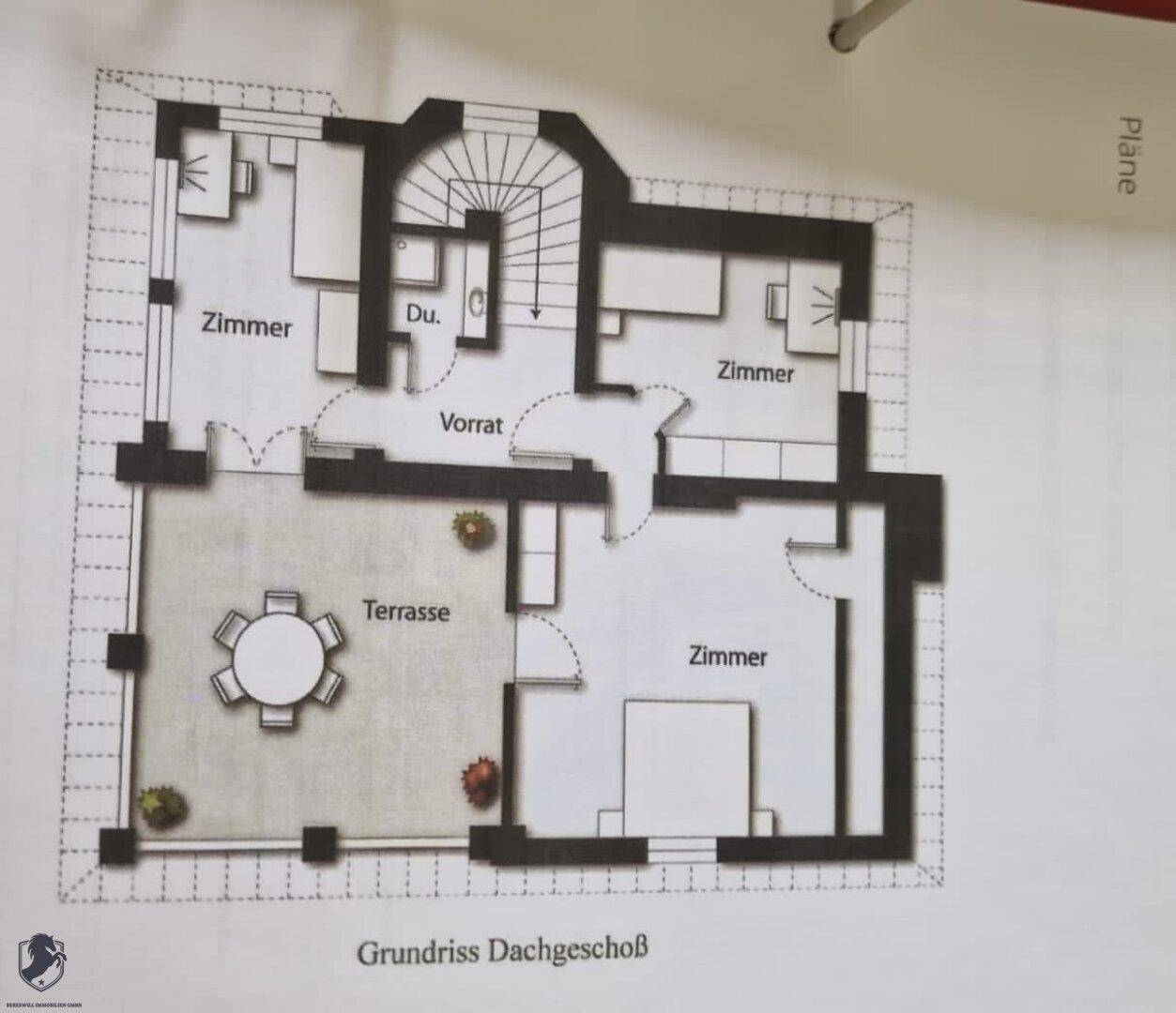Grundriss des Dachgeschosses mit Zimmern, Dusche, Vorratsraum und großer Terrasse.