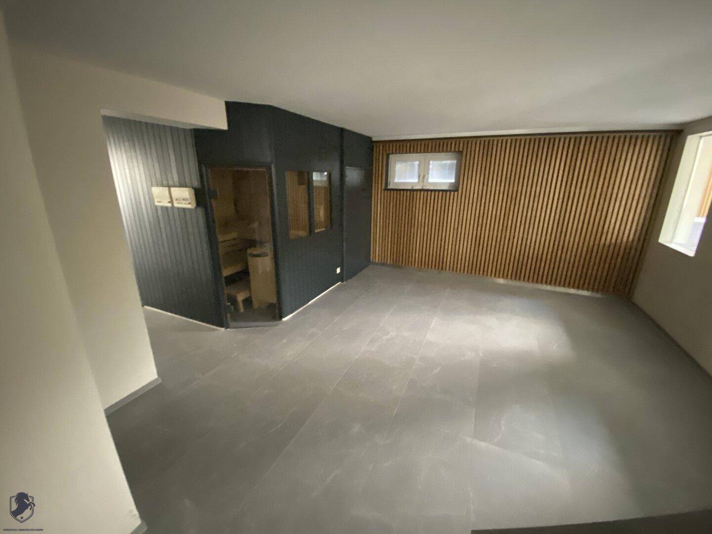 Moderner Wellnessbereich mit Sauna und Holzverkleidung, ideal zur Entspannung.